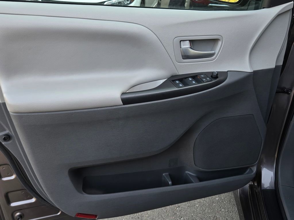 Used 2019 Toyota Sienna LE w/ Carpet Mat Package image 10