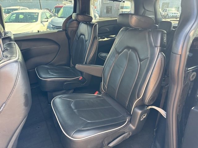 Used 2025 Chrysler Pacifica Limited FWD image 19