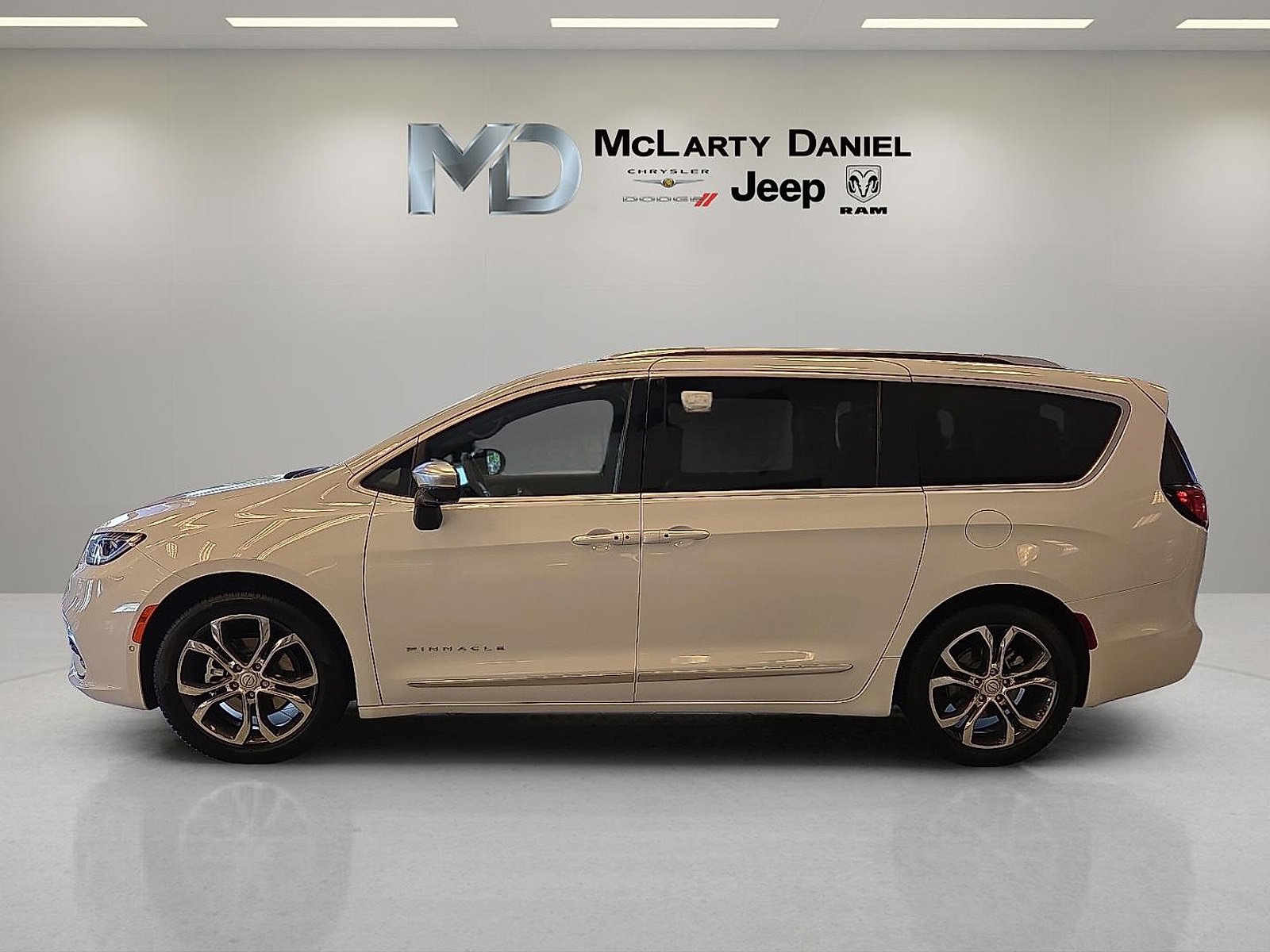 New 2026 Chrysler Pacifica Pinnacle image 3