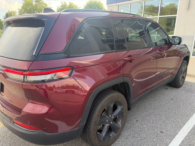Used 2024 Jeep Grand Cherokee Altitude AWD/4WD image 9