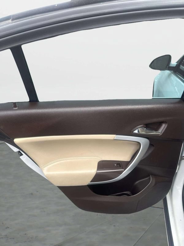 Used 2012 Buick Regal Leather FWD image 17