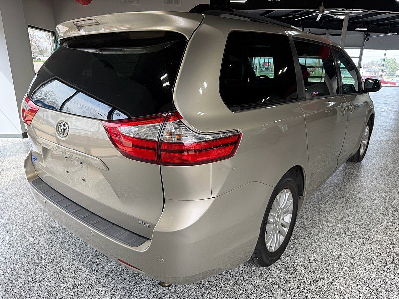 Used 2016 Toyota Sienna XLE Premium FWD image 3