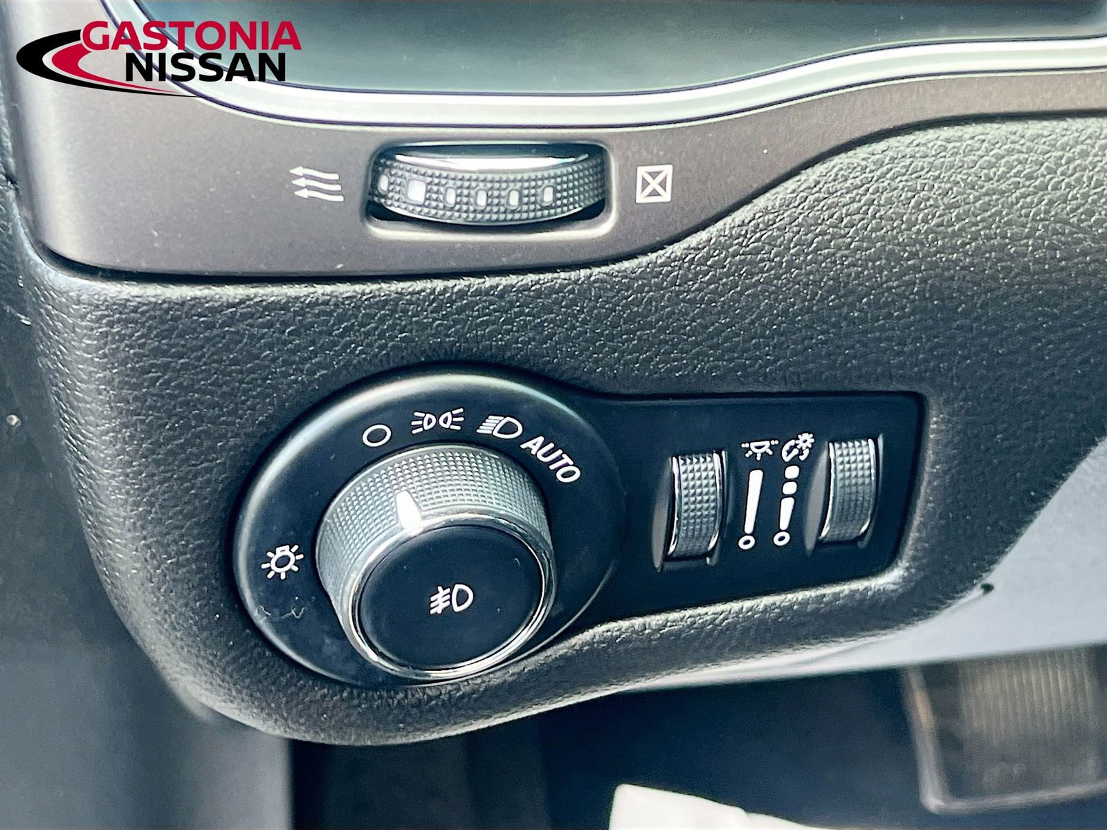 Used 2019 Jeep Cherokee Latitude Plus w/ Cold Weather Group image 13