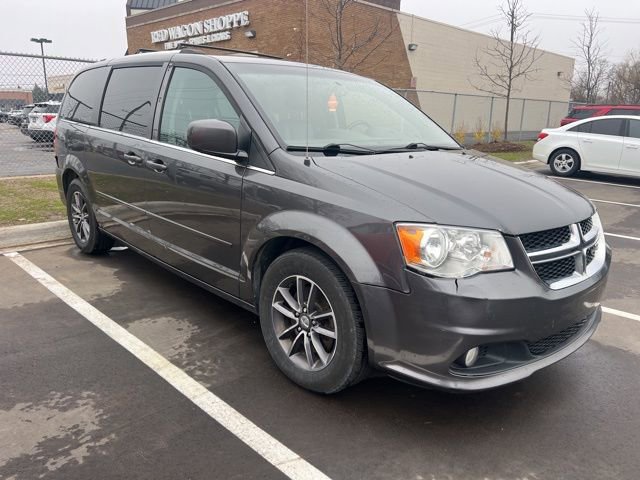 Used 2017 Dodge Grand Caravan SXT image 3