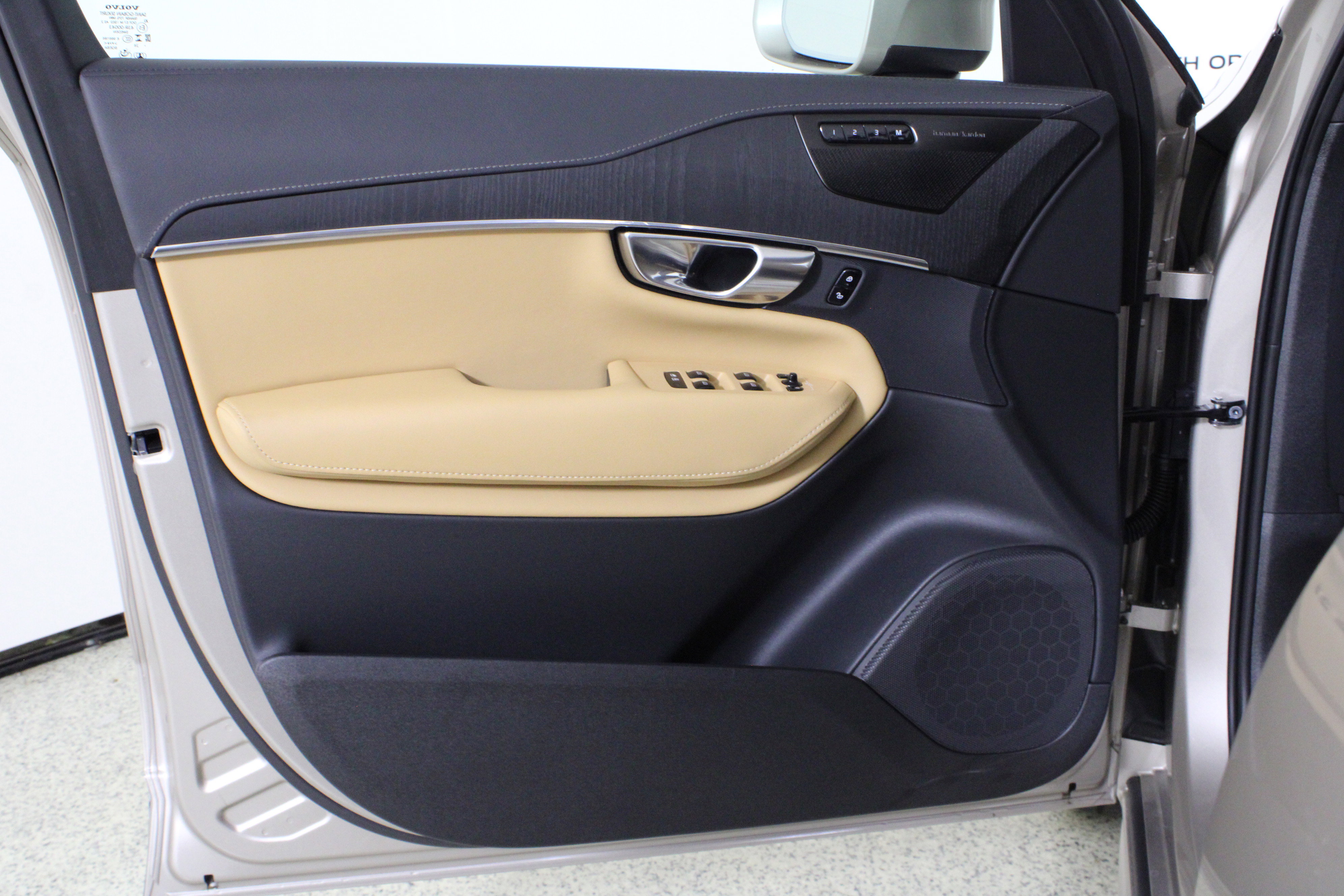 Used 2025 Volvo XC90 B6 Ultra w/ Protection Package Premier image 20