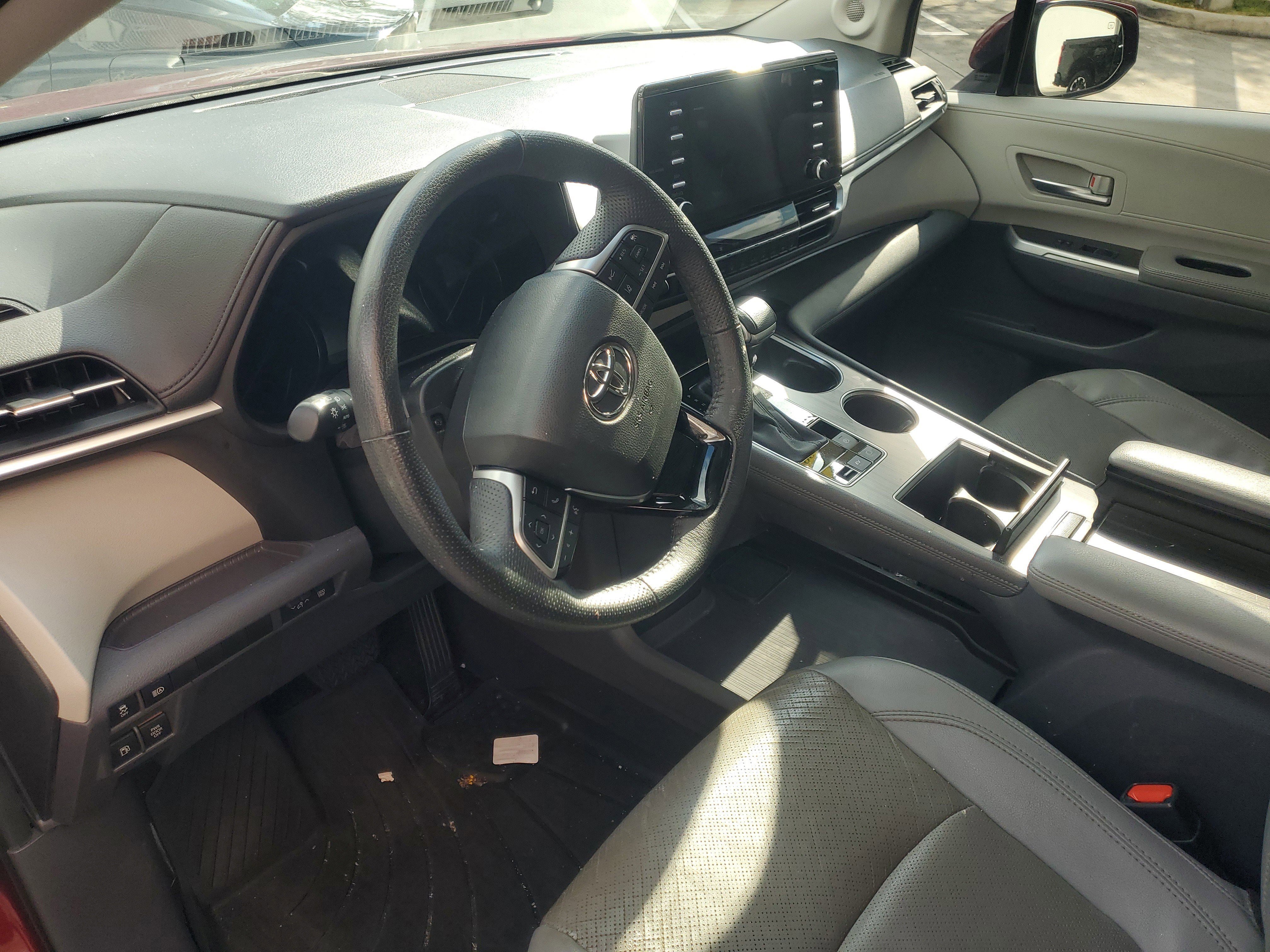 Used 2023 Toyota Sienna Limited image 13