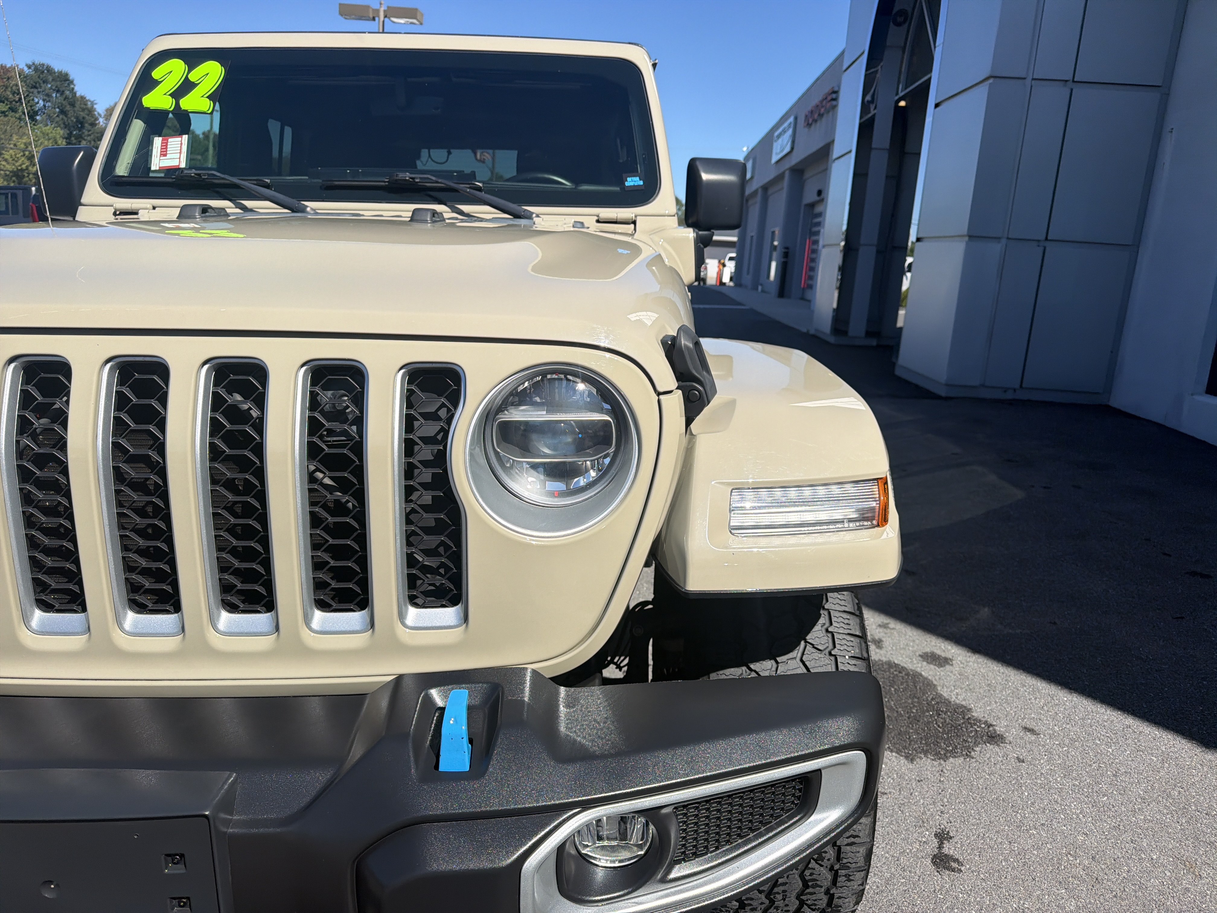 Used 2022 Jeep Wrangler Unlimited Sahara w/ Cold Weather Group AWD/4WD image 10