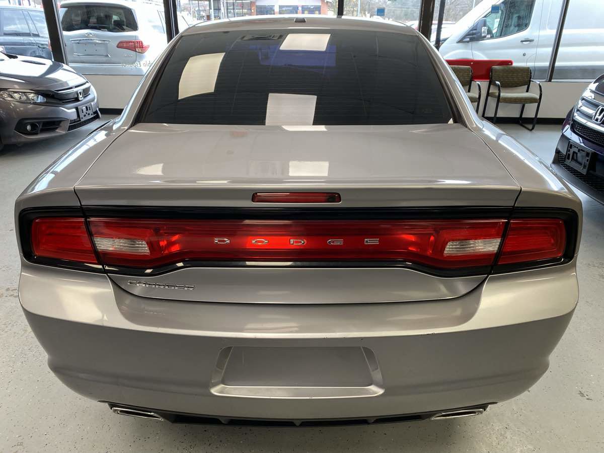 Used 2013 Dodge Charger SE image 3