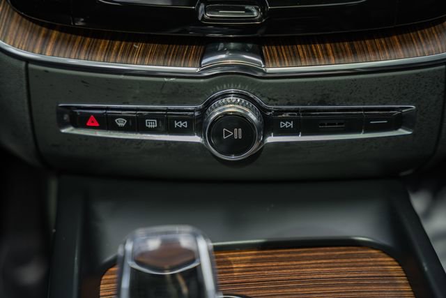 Used 2024 Volvo XC60 T8 Ultimate w/ Protection Package Premier image 23