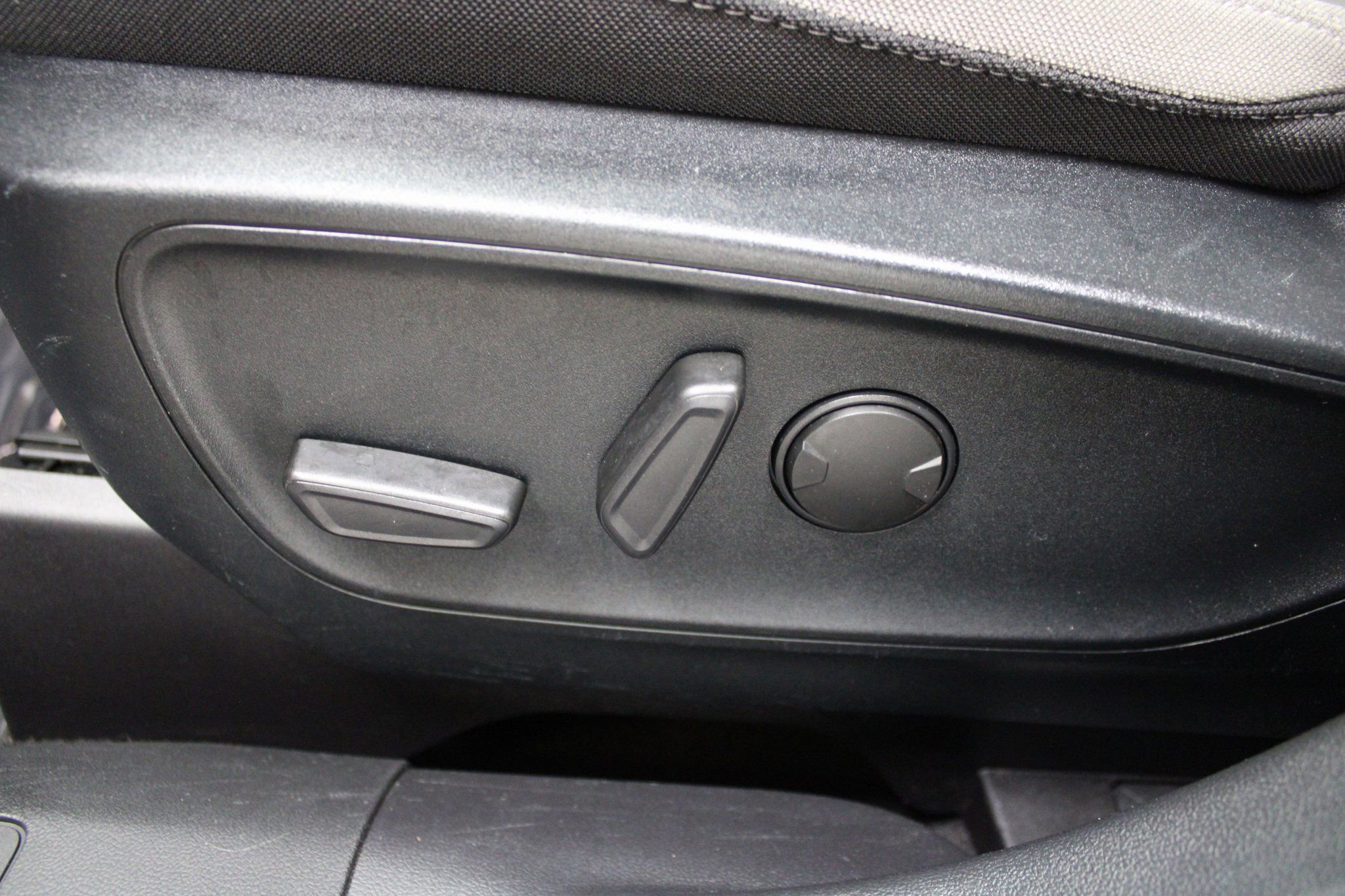 Used 2020 Ford Escape SE image 16