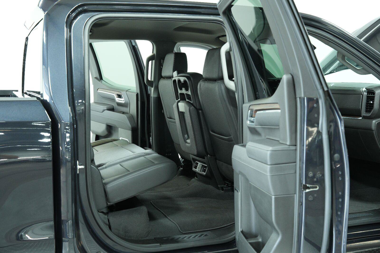 Used 2025 GMC Sierra 1500 SLT AWD/4WD image 13