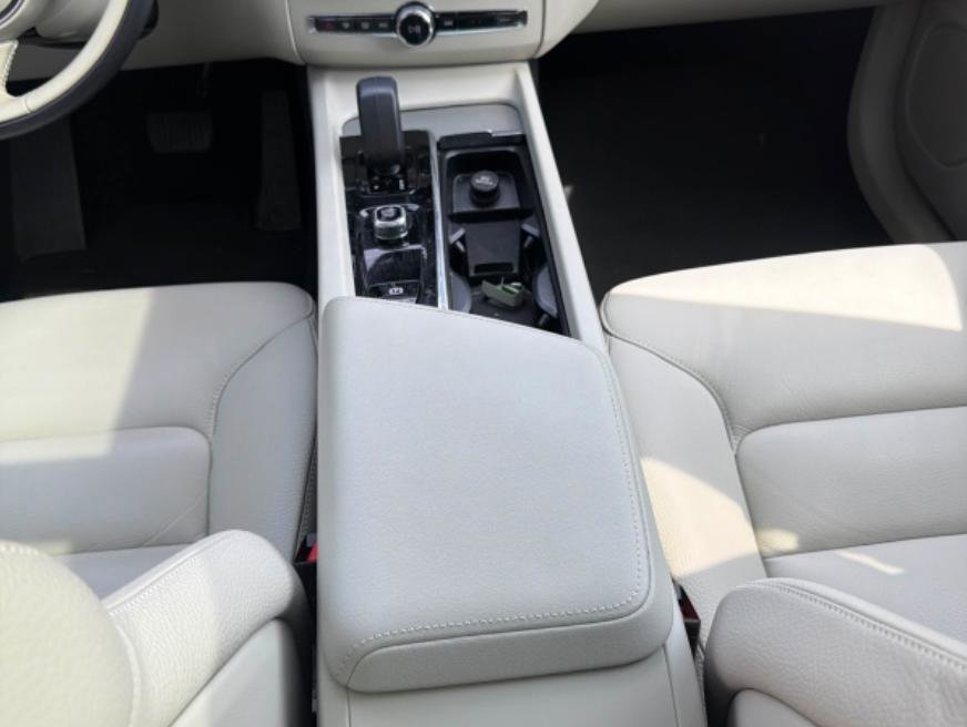 Used 2023 Volvo XC60 T8 Plus image 11