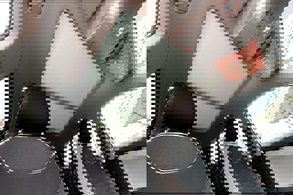 Certified 2025 Volkswagen Taos SE w/ Panoramic Sunroof Package image 25