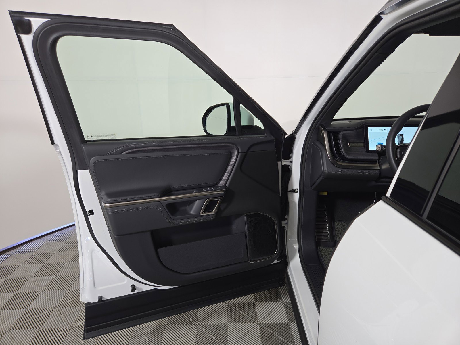 Used 2024 Rivian R1S Adventure AWD/4WD image 16