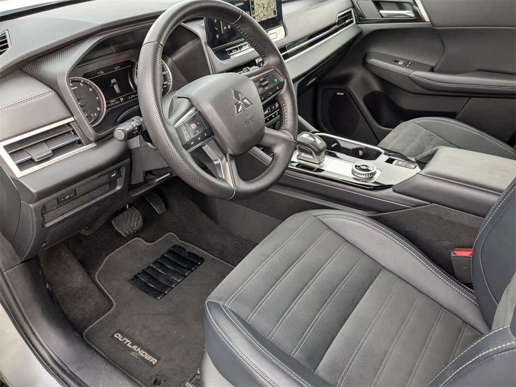 Used 2025 Mitsubishi Outlander SE image 16