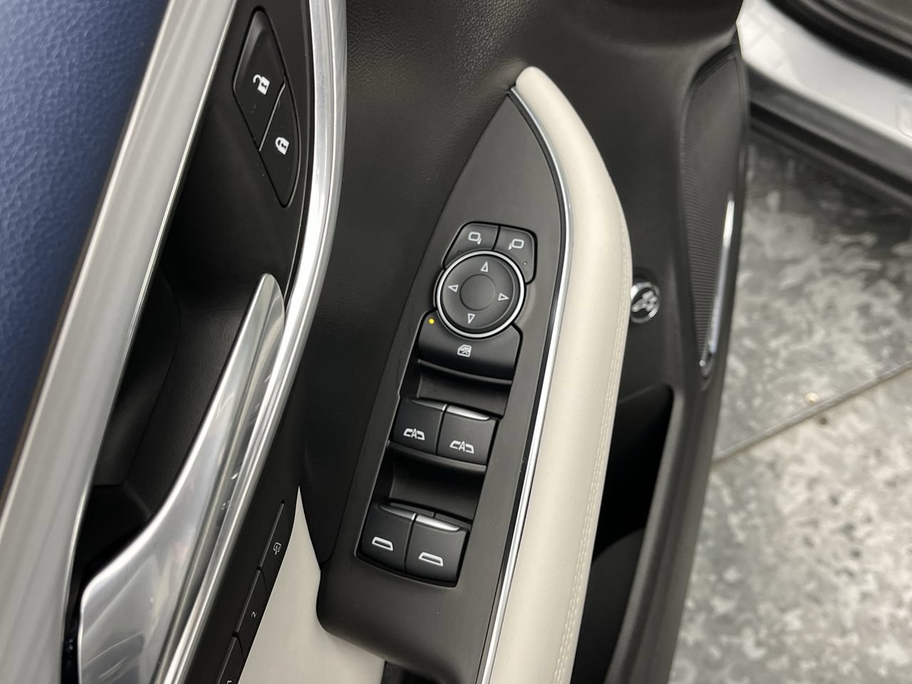 Used 2025 Buick Envision Avenir AWD/4WD image 9