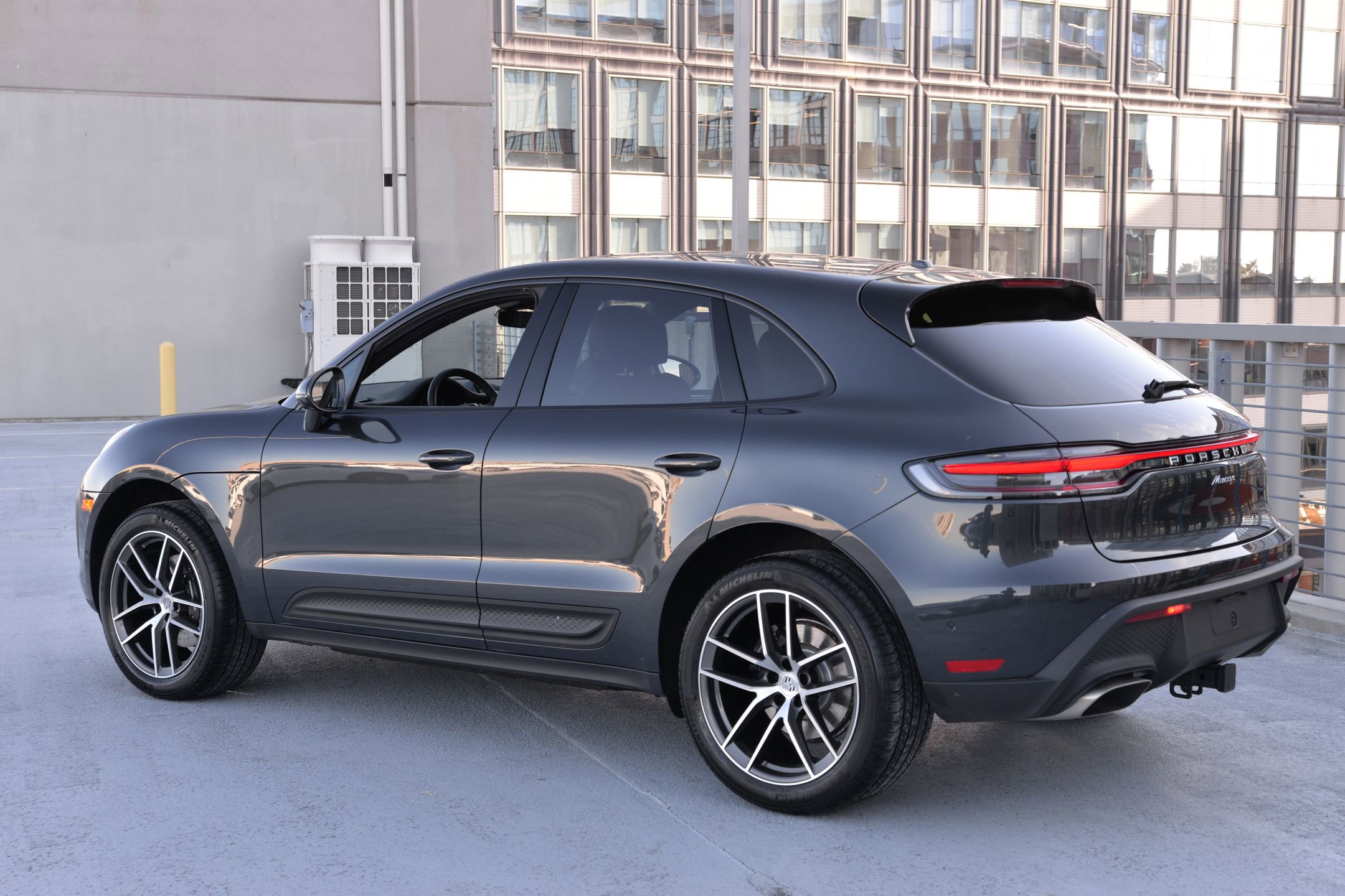 Certified 2025 Porsche Macan image 3