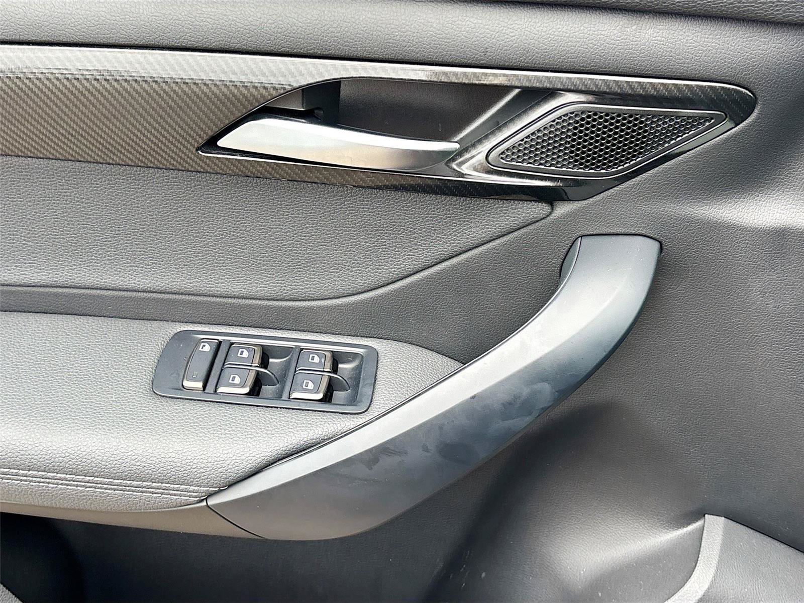 New 2025 VinFast VF 8 Eco AWD/4WD image 17