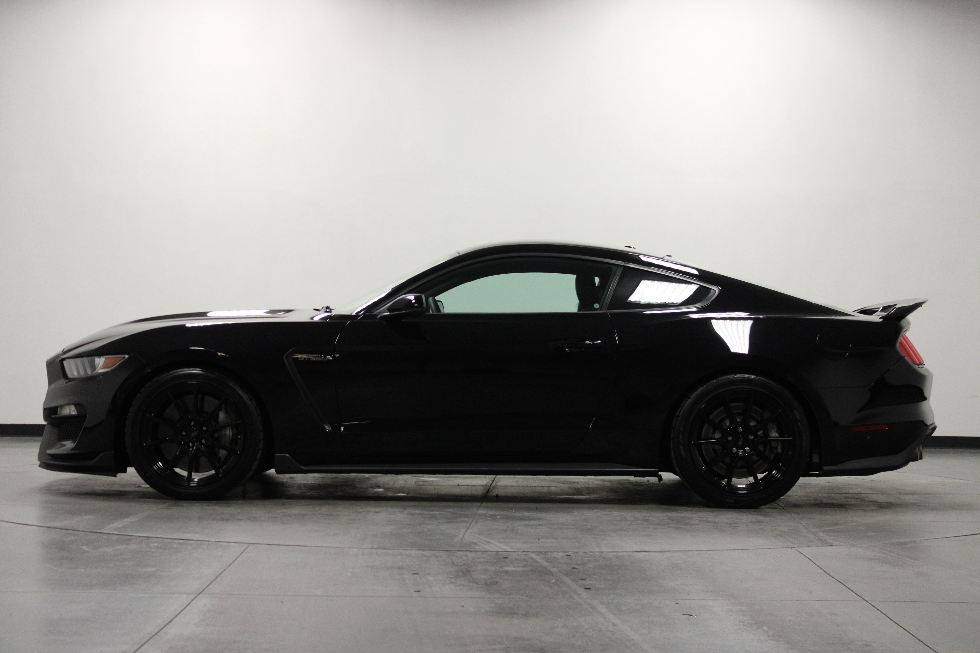 Used 2019 Ford Mustang Shelby GT350 w/ Technology Package RWD image 7