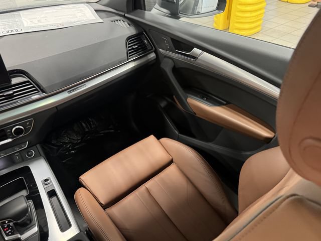 Used 2025 Audi Q5 2.0T Premium w/ Convenience Plus Package AWD/4WD image 16