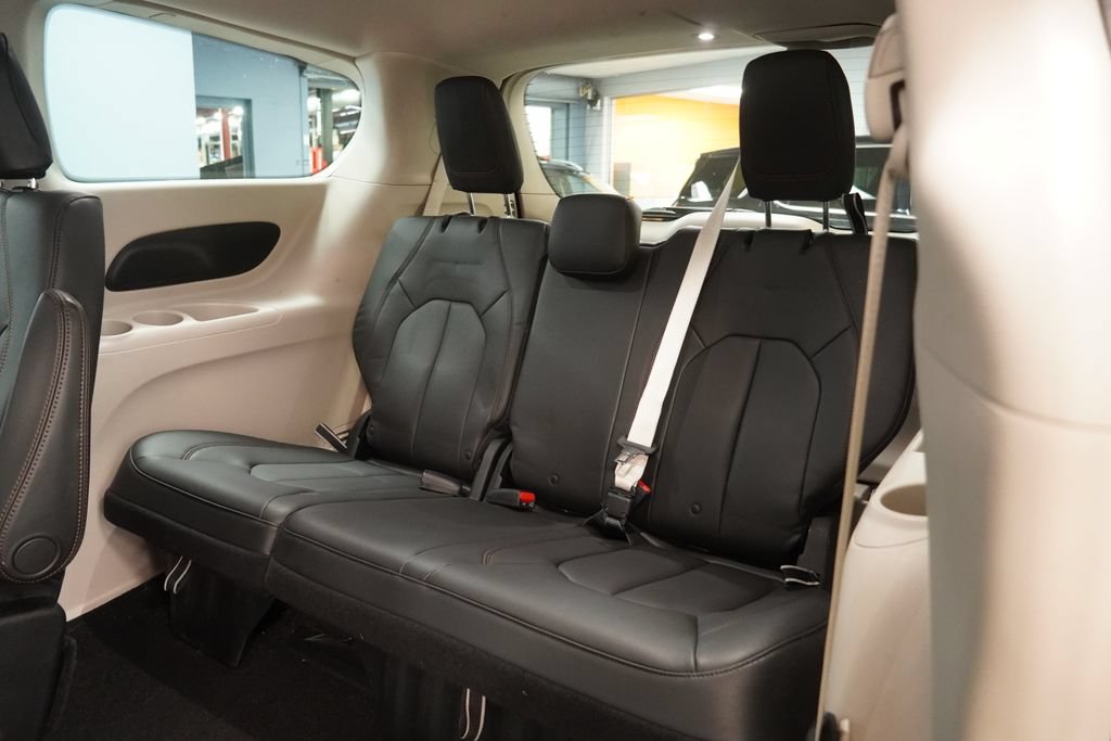 Used 2017 Chrysler Pacifica Touring-L FWD image 26
