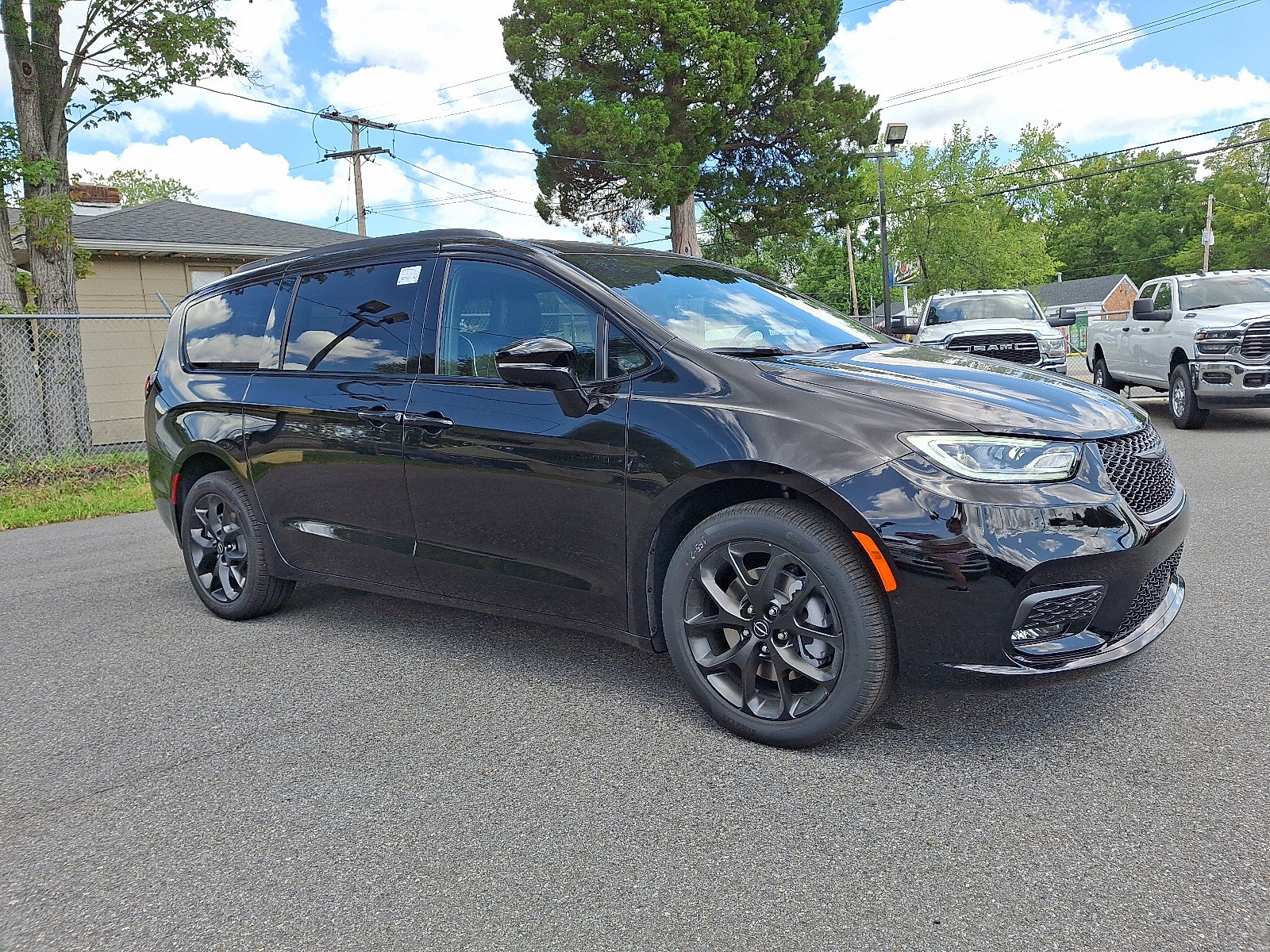 New 2026 Chrysler Pacifica Limited image 3