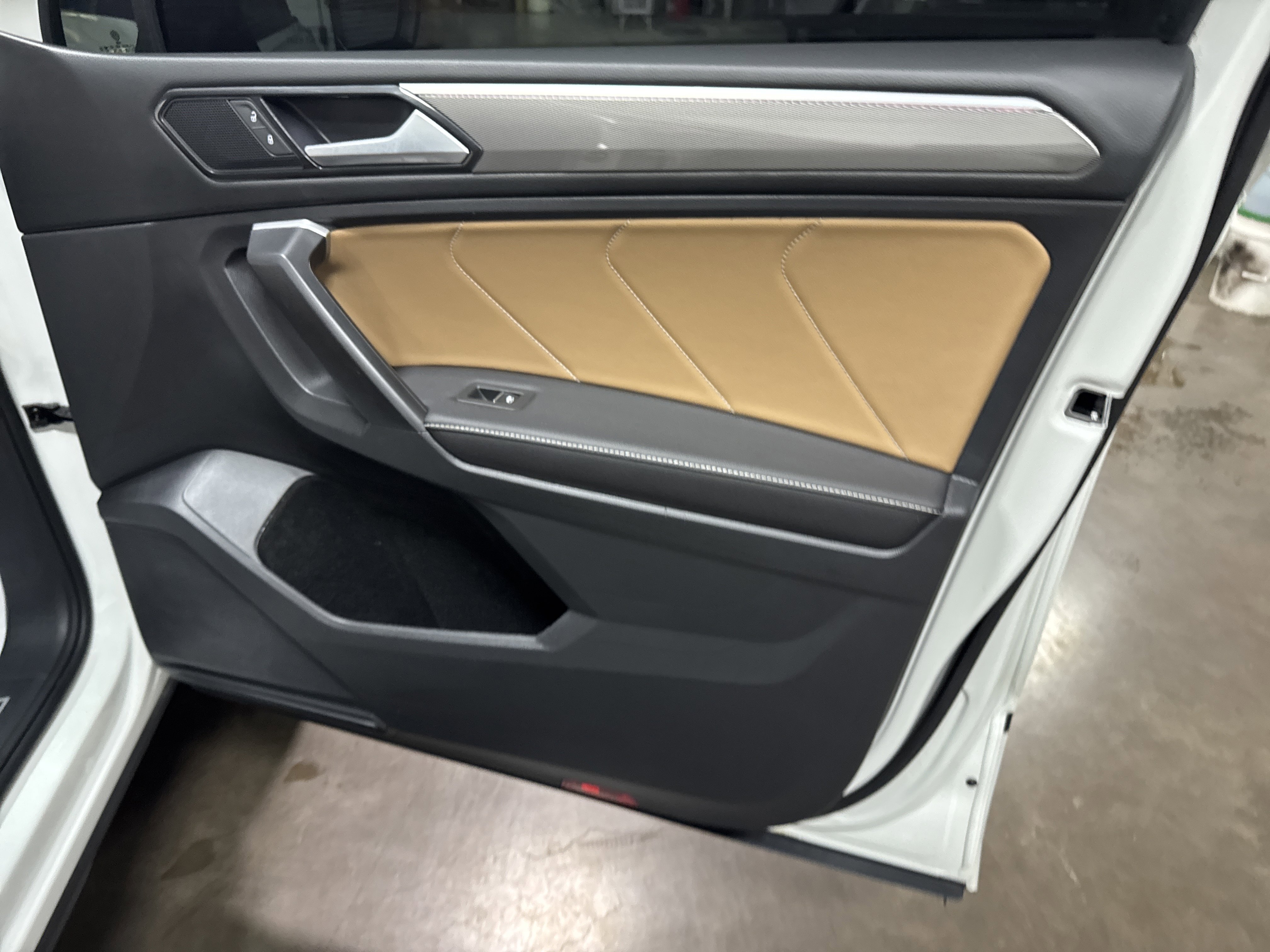 Certified 2024 Volkswagen Tiguan SE R-Line AWD/4WD image 44