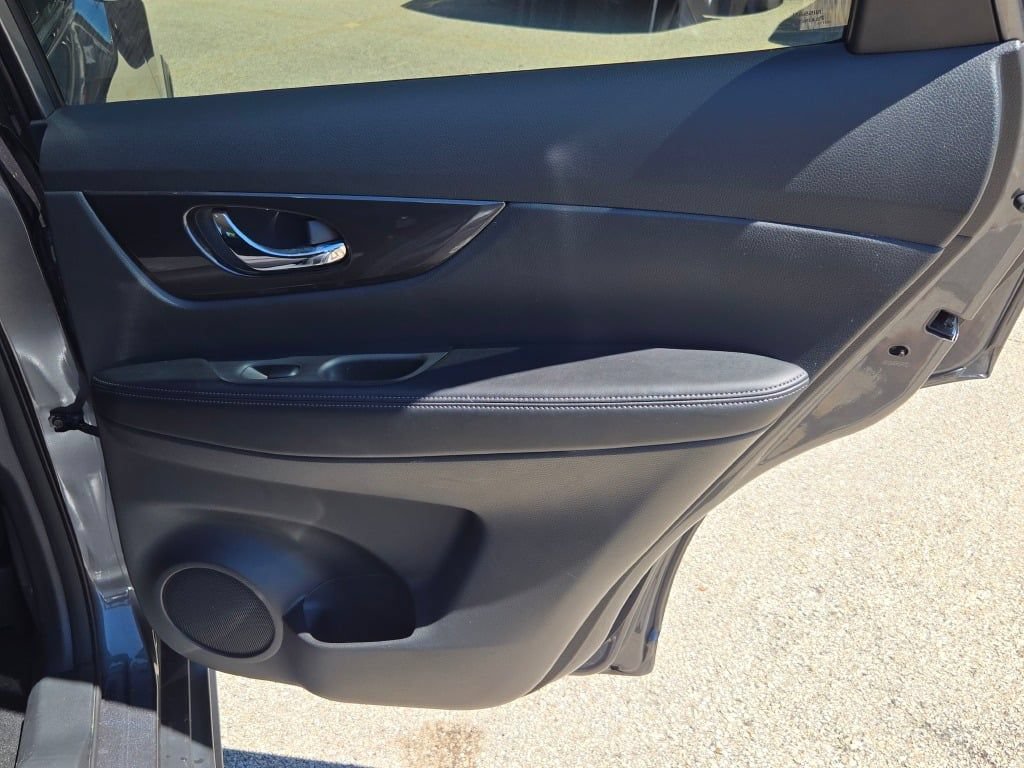 Used 2018 Nissan Rogue SV FWD image 8