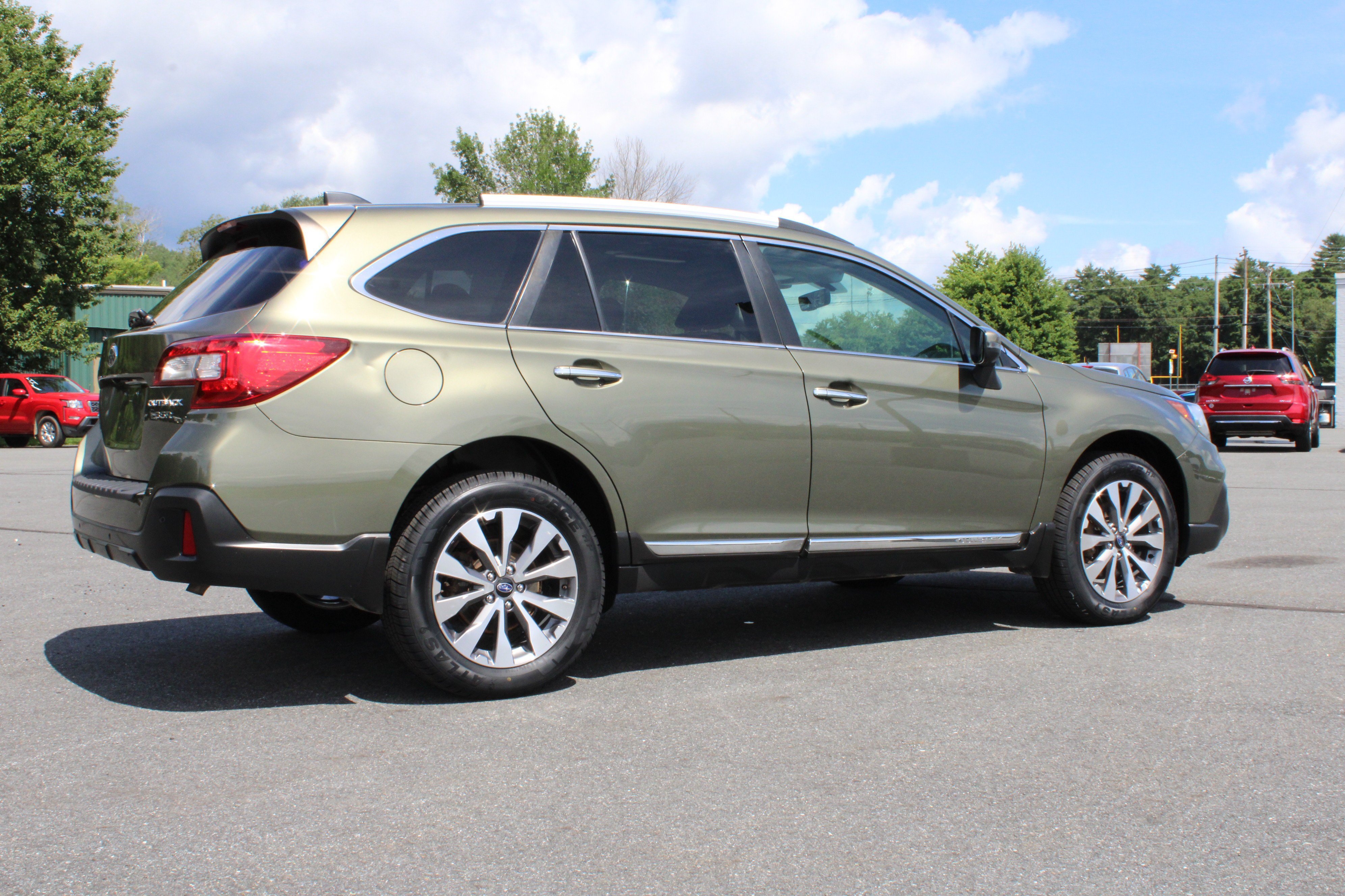 Used 2018 Subaru Outback 3.6R Touring AWD/4WD image 2