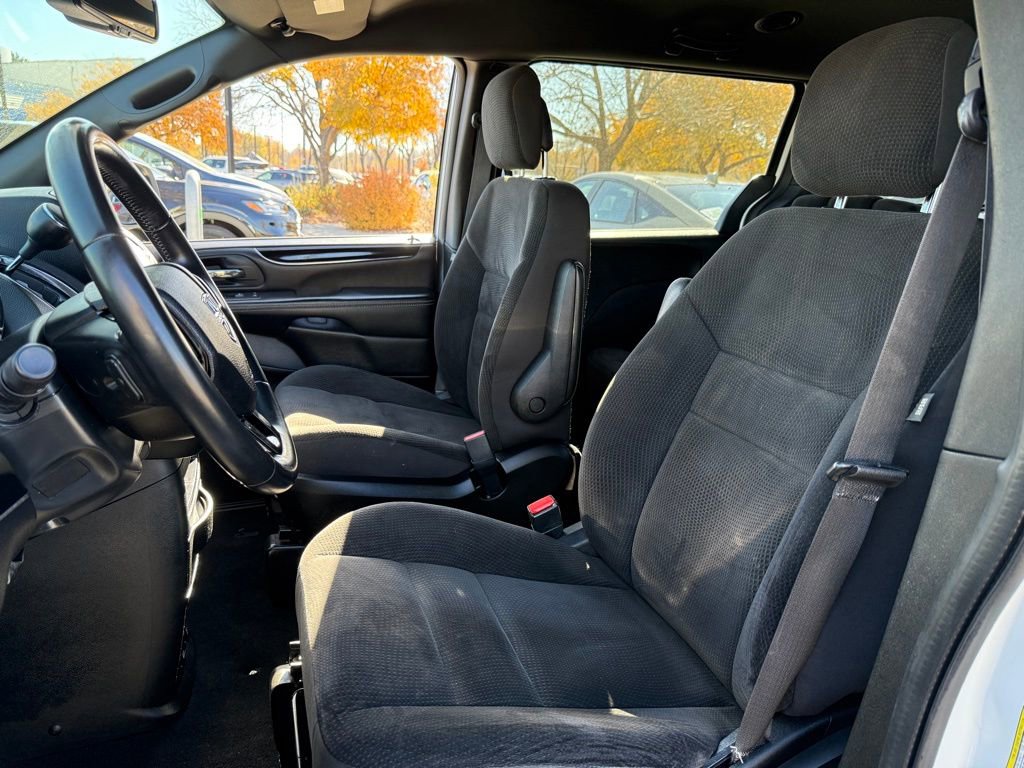 Used 2018 Dodge Grand Caravan SE image 12