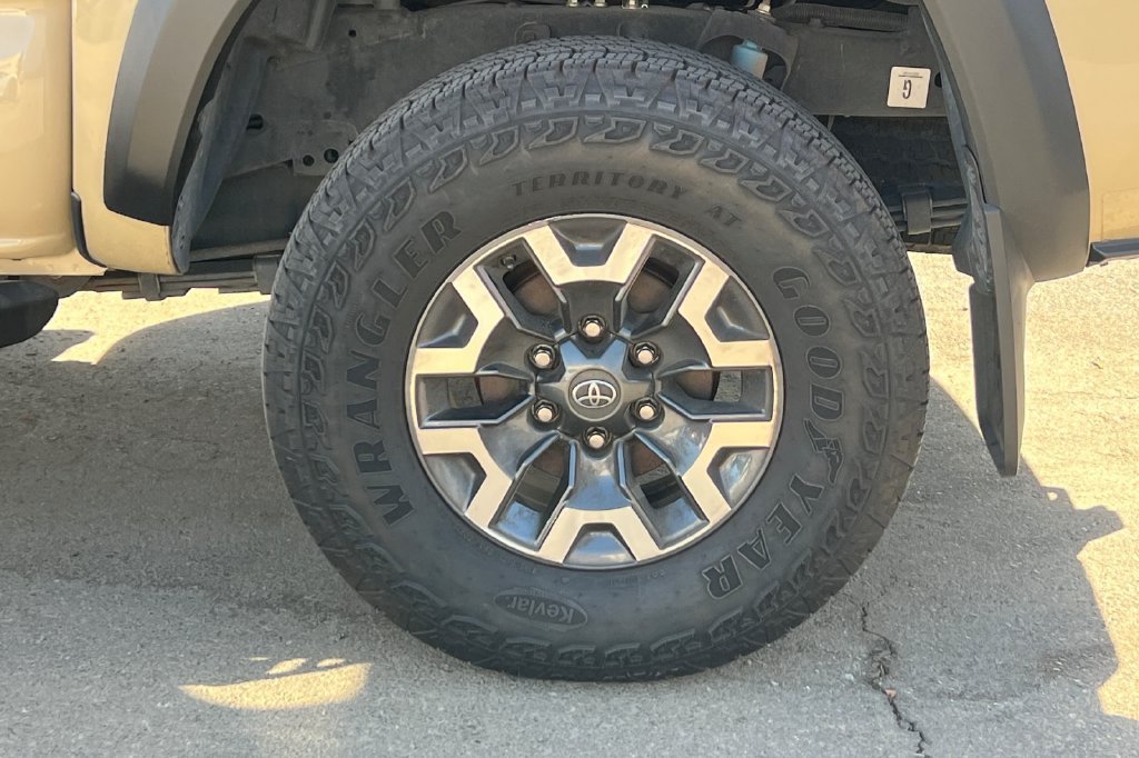 Certified 2020 Toyota Tacoma TRD Off-Road w/ Technology Package AWD/4WD image 5