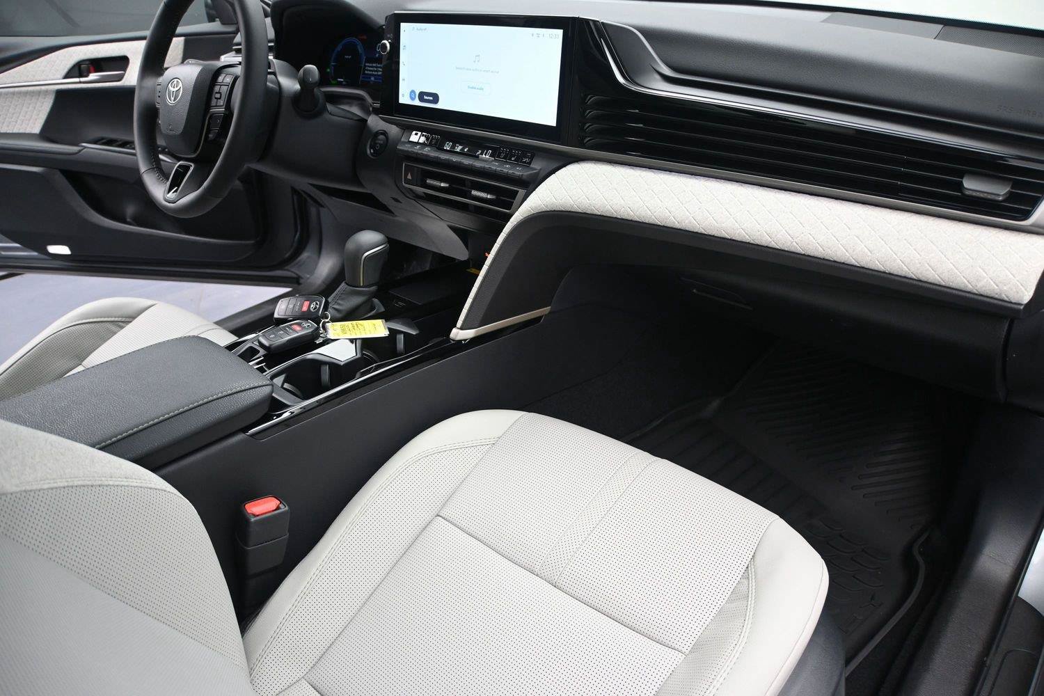 Used 2025 Toyota Camry XLE w/ Premium Plus Package AWD/4WD image 20