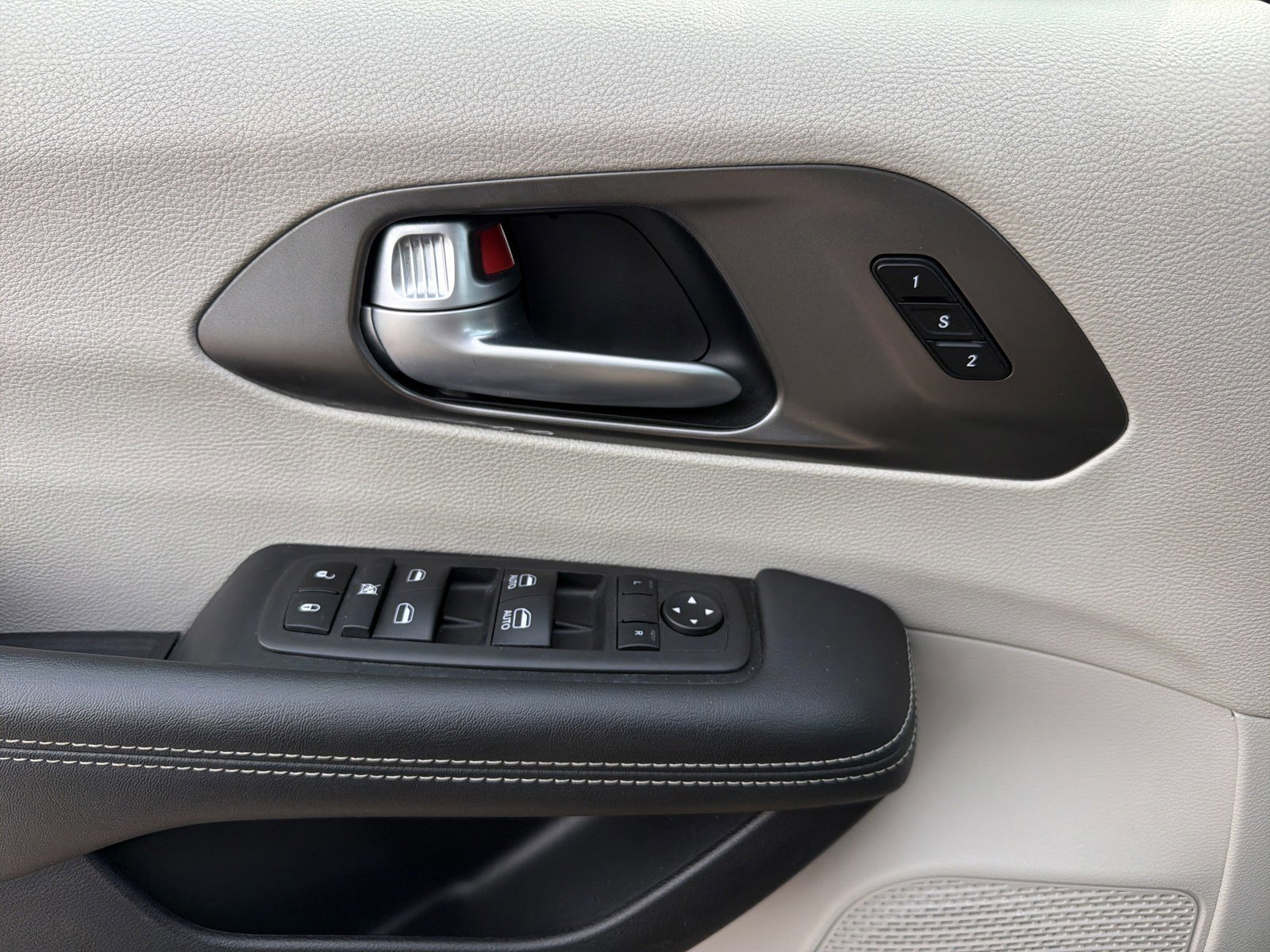 Used 2024 Chrysler Pacifica Touring-L image 19