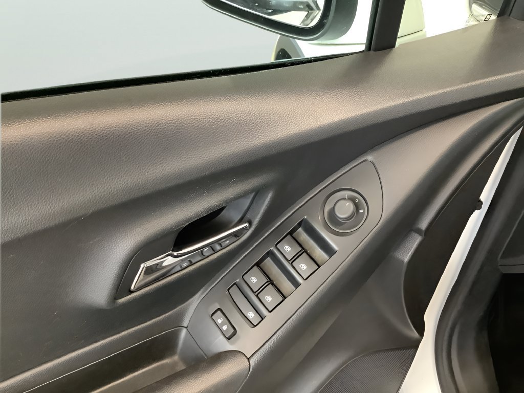 Used 2019 Chevrolet Trax LT w/ LT Convenience Package AWD/4WD image 14