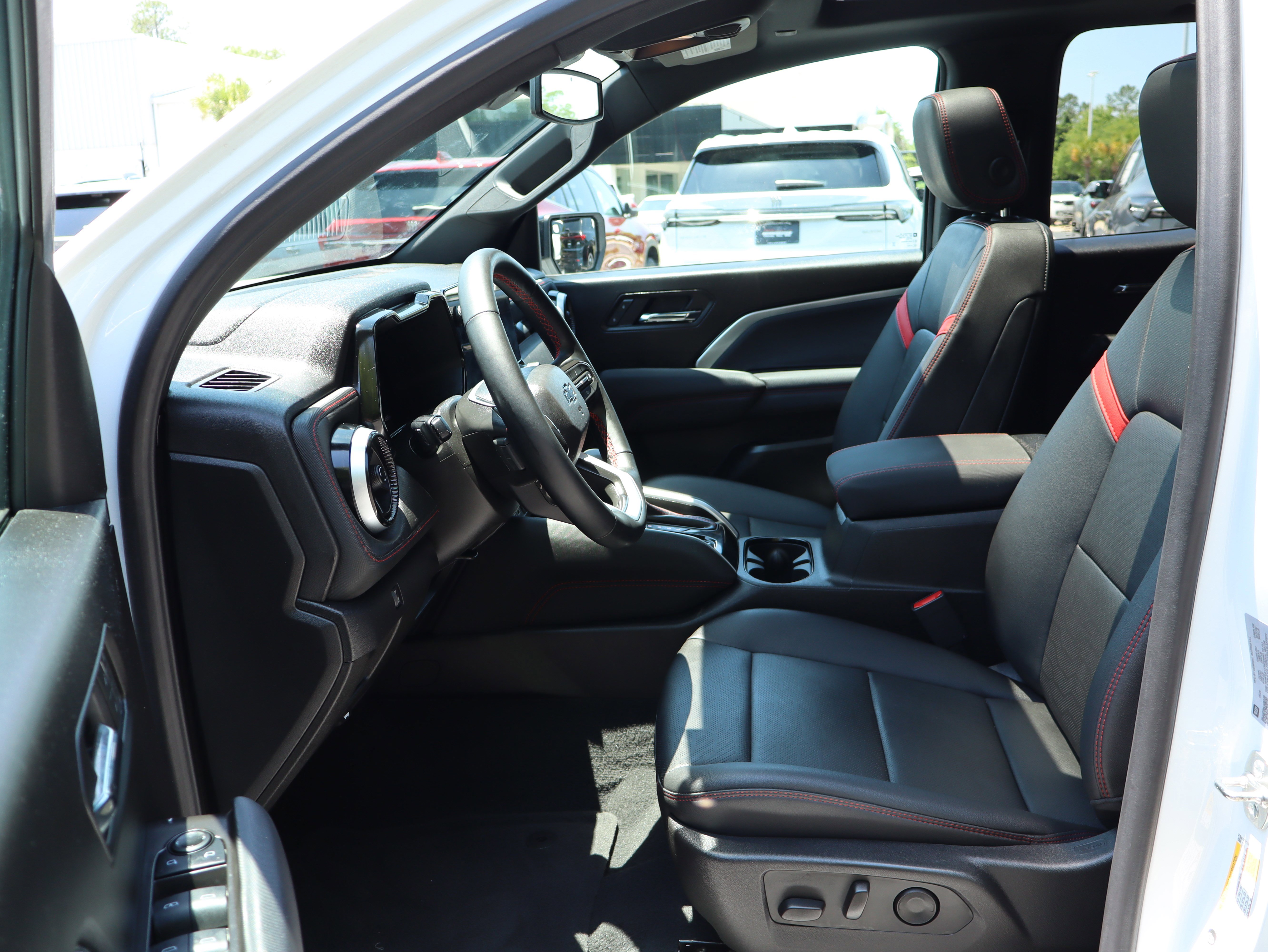 Used 2025 Chevrolet Colorado Z71 w/ Technology Package AWD/4WD image 21