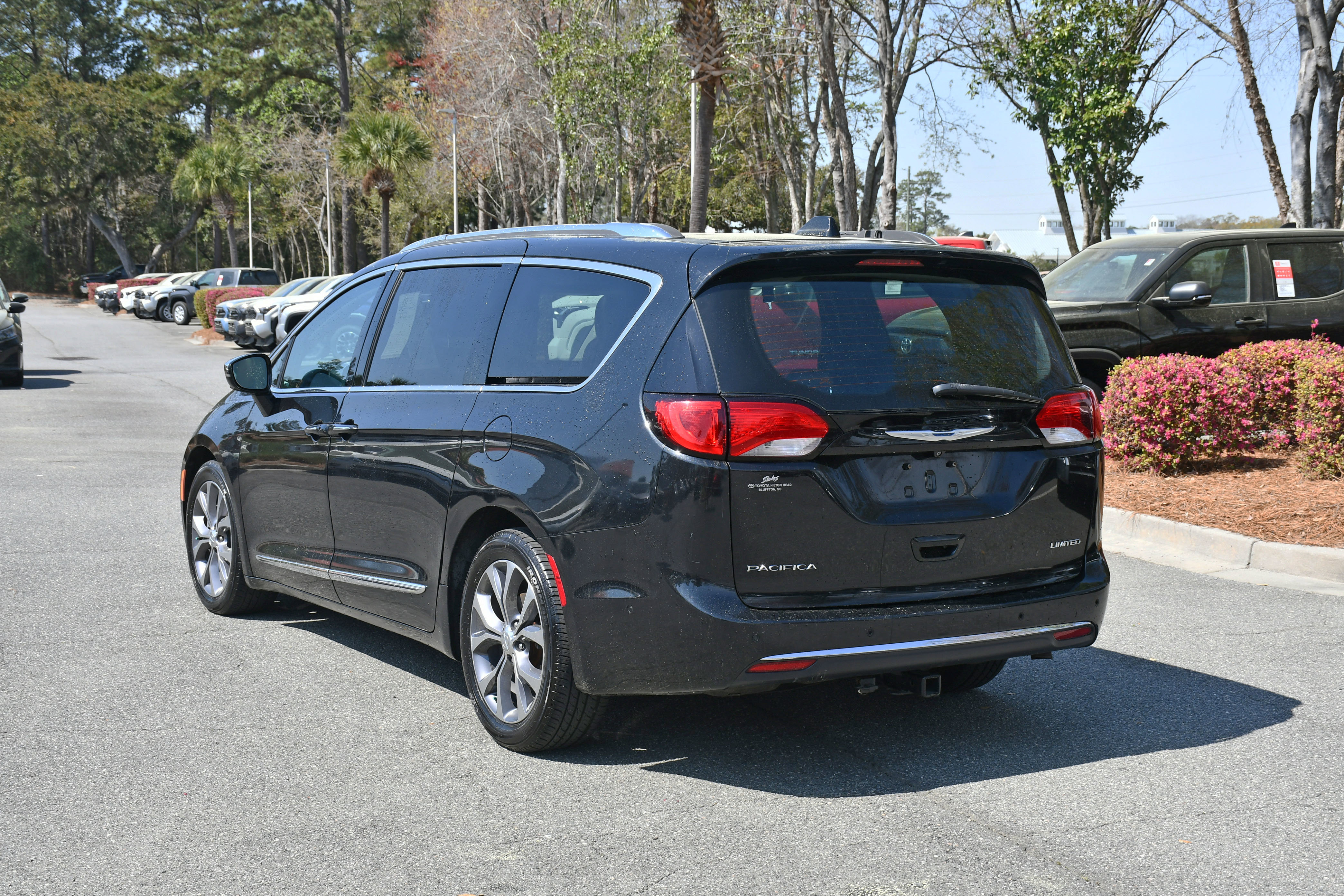 Used 2017 Chrysler Pacifica Limited w/ UConnect Theater Package image 3