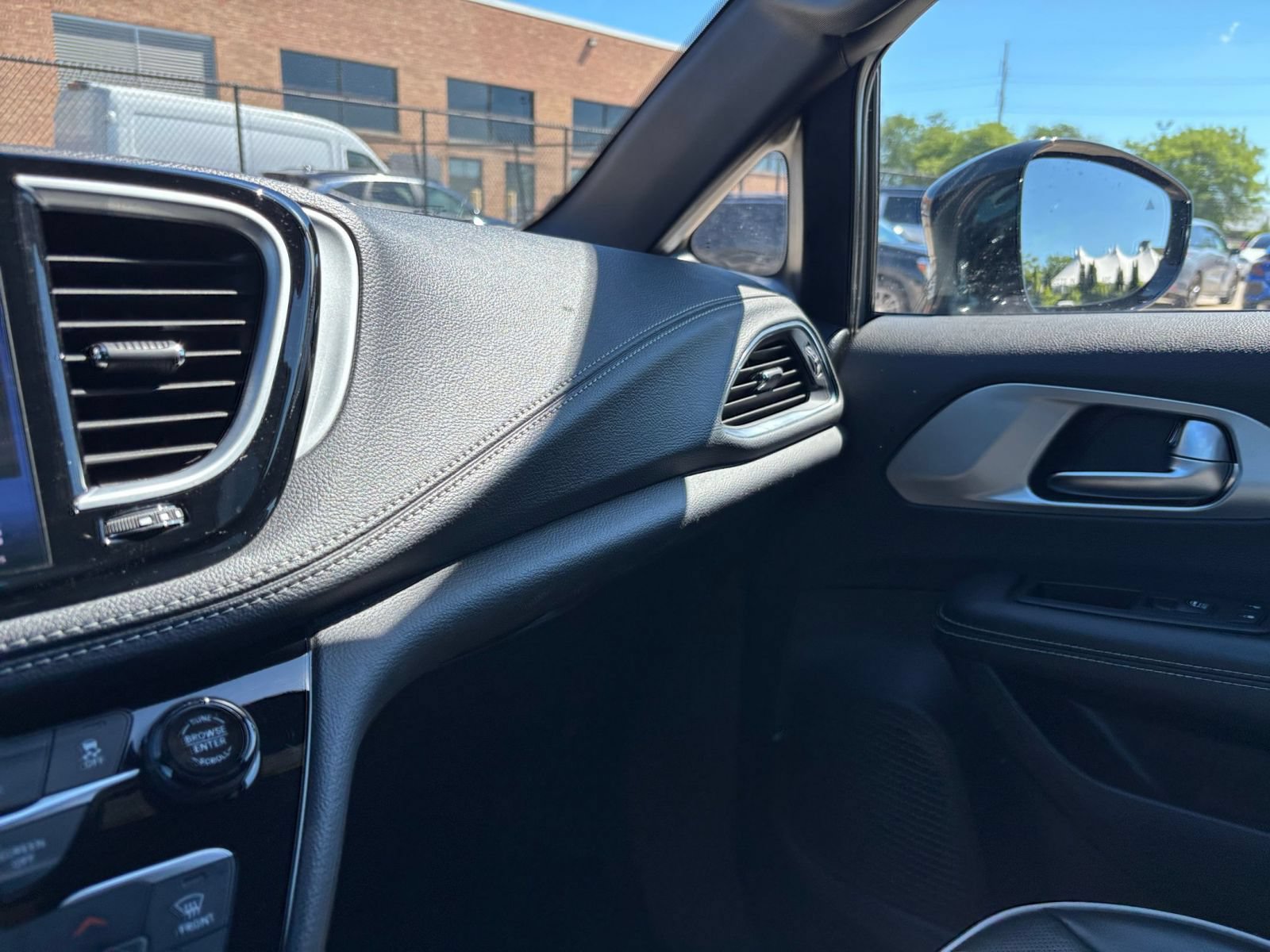 Used 2025 Chrysler Pacifica Limited FWD image 40