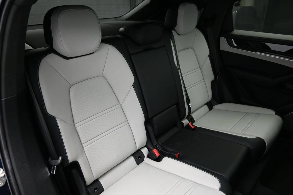 Certified 2025 Porsche Cayenne Turbo AWD/4WD image 26