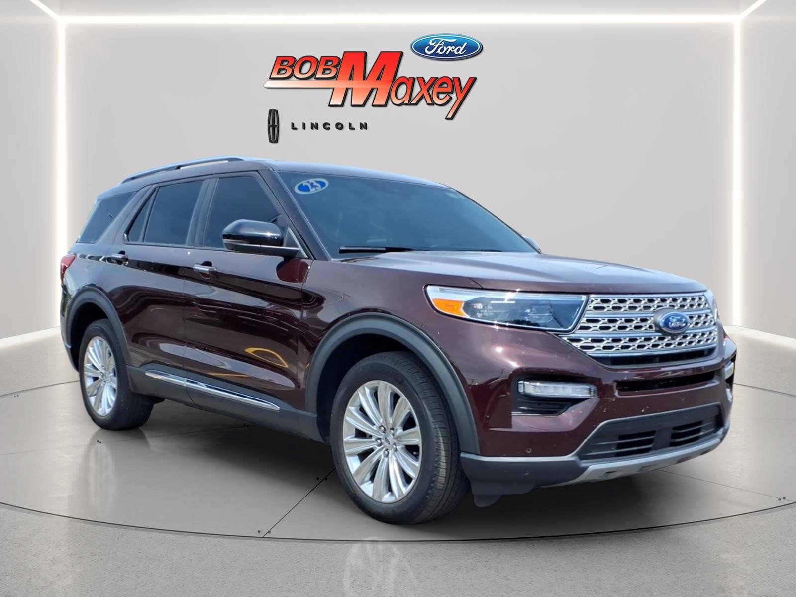 Used 2023 Ford Explorer Limited w/ Equipment Group 301A AWD/4WD image 3