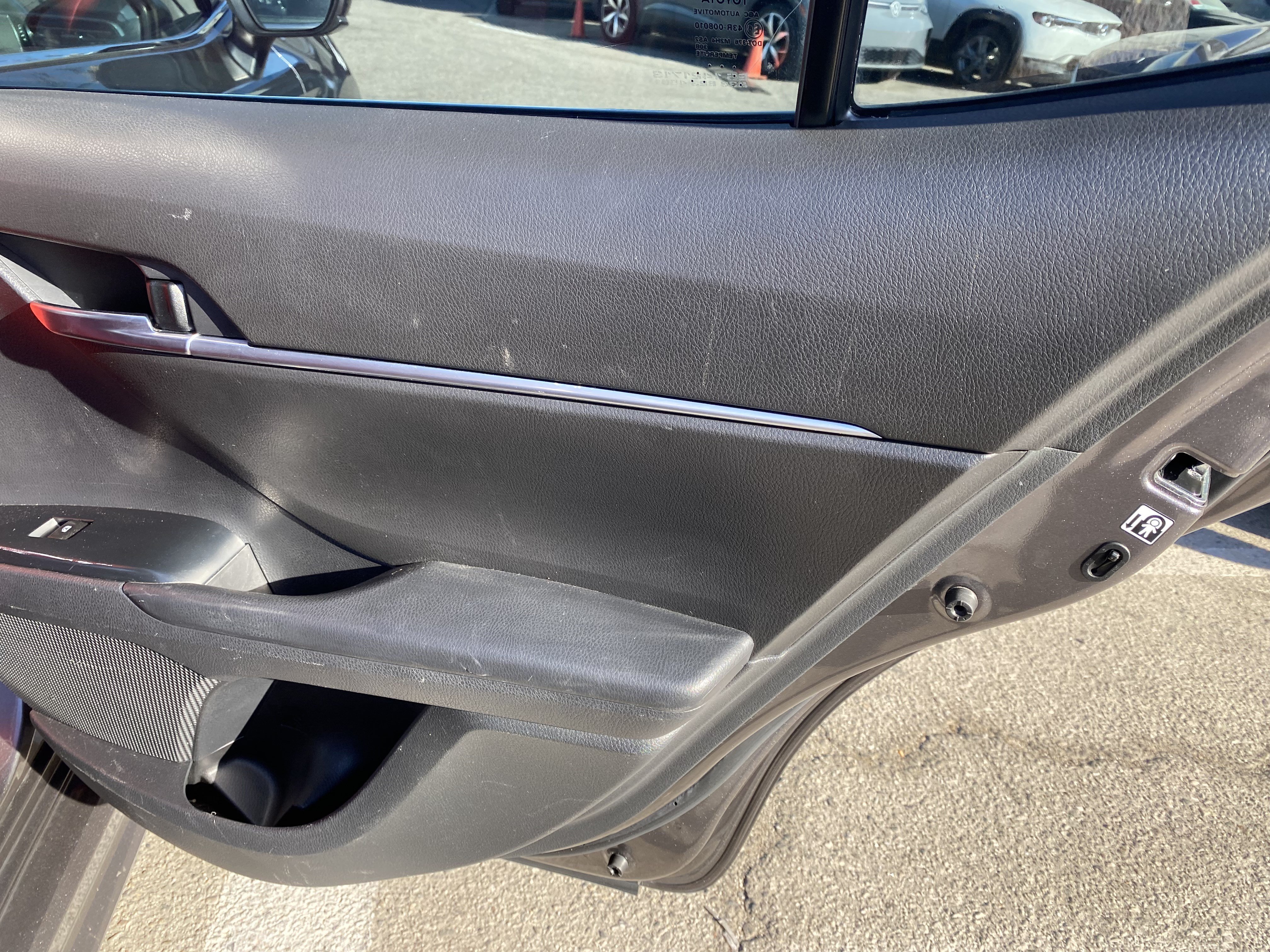 Used 2018 Toyota Camry SE FWD image 18