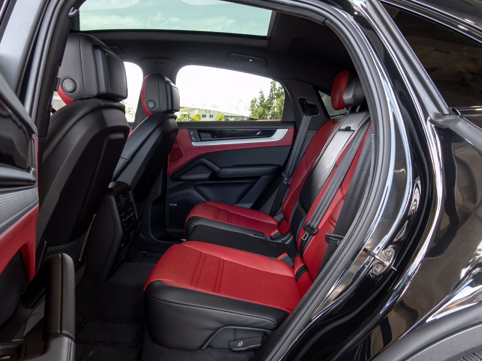 Certified 2025 Porsche Cayenne E-Hybrid Coupe w/ Premium Package Plus AWD/4WD image 43