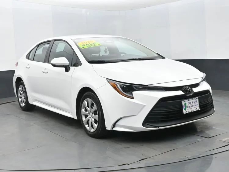 Used 2025 Toyota Corolla LE image 2
