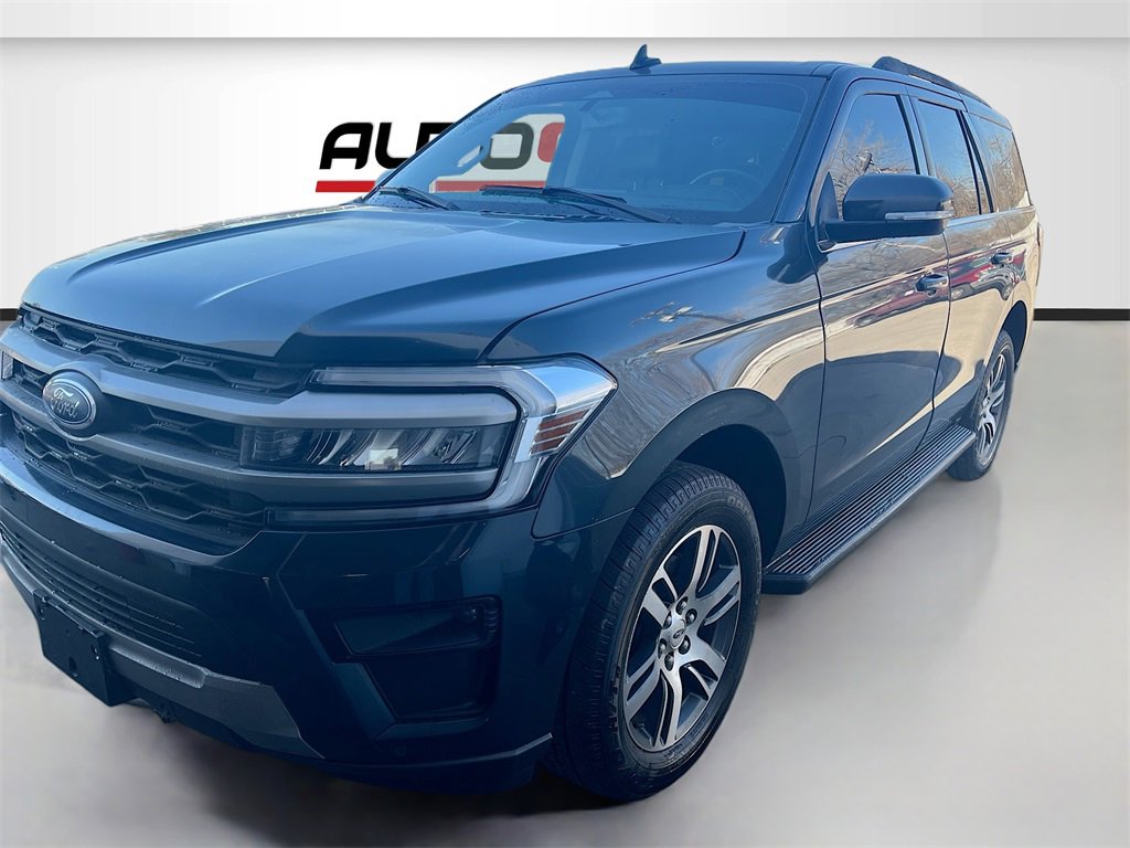 Used 2023 Ford Expedition XLT image 3