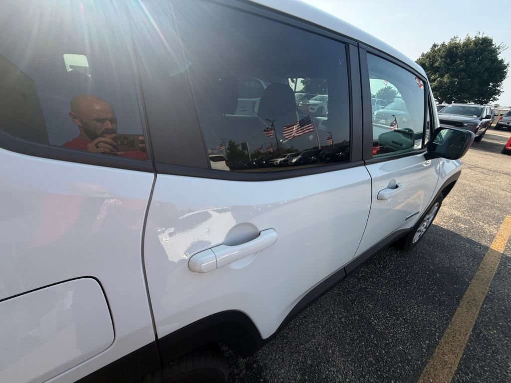 Used 2023 Jeep Renegade Latitude AWD/4WD image 36