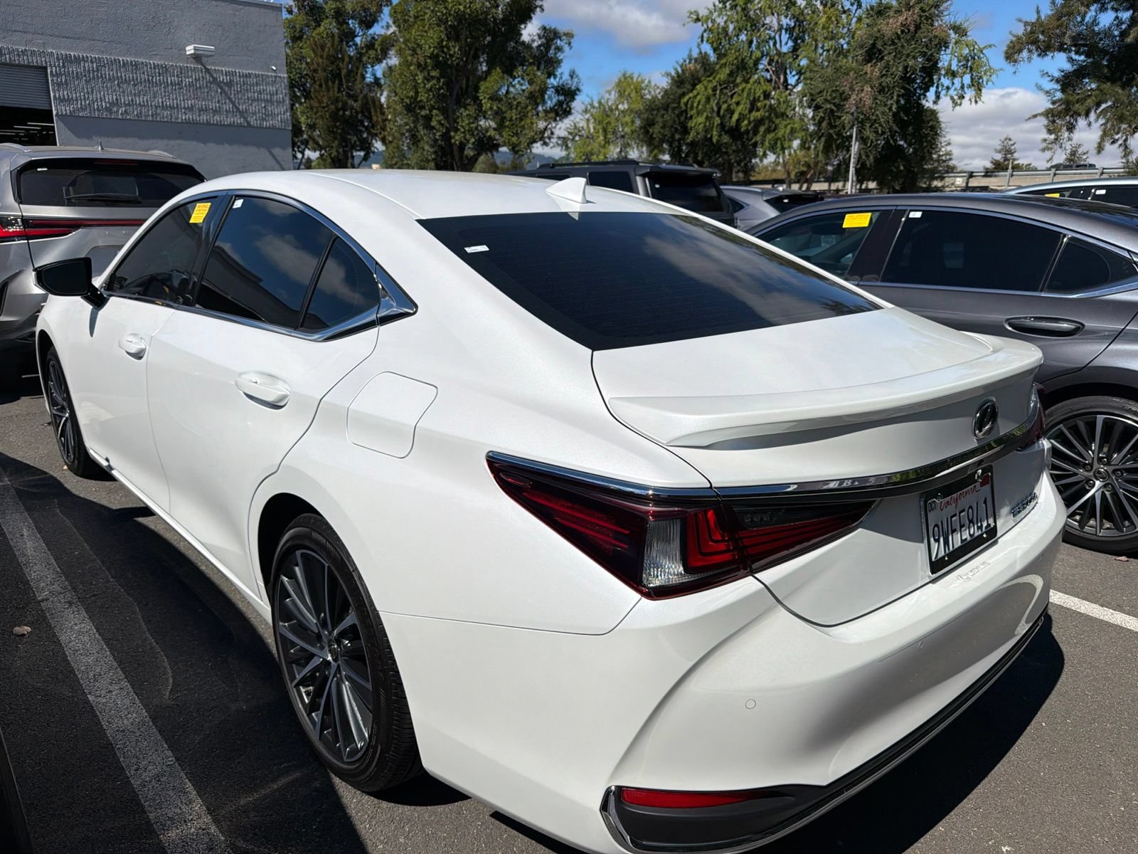 Used 2025 Lexus ES 300h w/ Premium Package FWD image 5