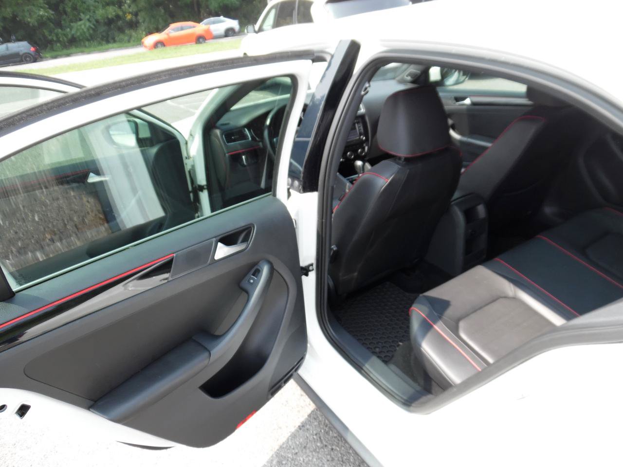 Used 2015 Volkswagen Jetta GLI SE FWD image 18