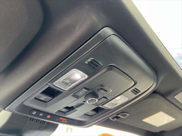 Used 2025 GMC Yukon XL Denali w/ Sun & Power Step Package image 31