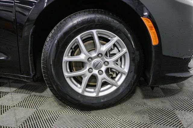 Used 2024 Chrysler Pacifica Touring-L FWD image 14