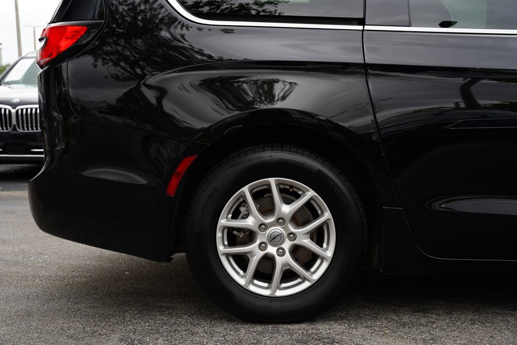 Used 2024 Chrysler Pacifica Touring-L image 10