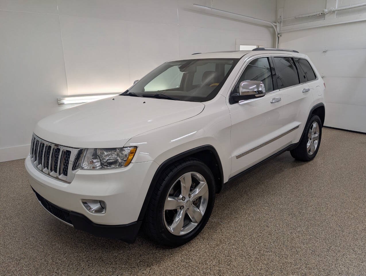 Used 2012 Jeep Grand Cherokee Overland w/ Mopar Chrome Edition Group AWD/4WD image 2